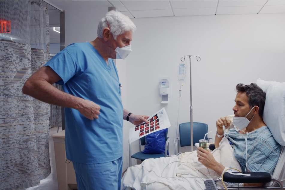 The doctor (l.) showed Ryan Reynolds (45) the colon polyp that had to be removed.
