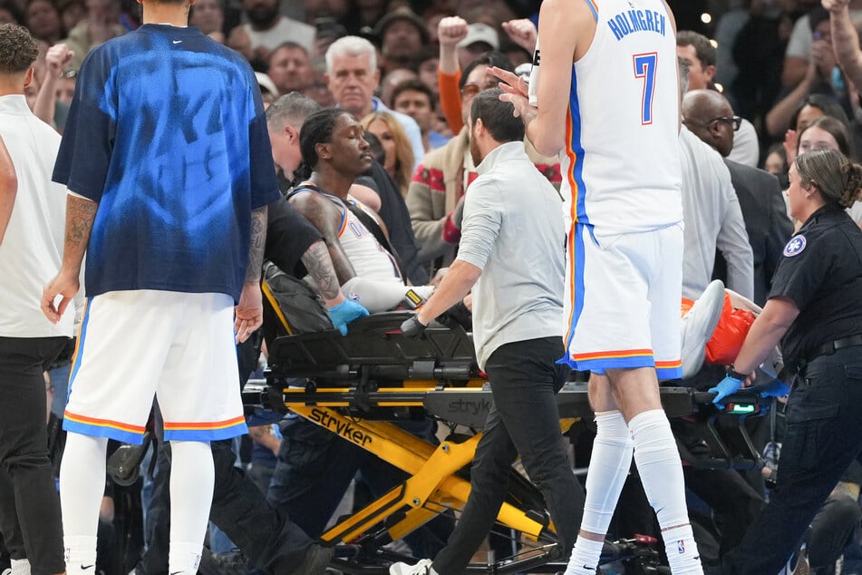 Jalen Williams (c.) was carried out of the arena on a stretcher.