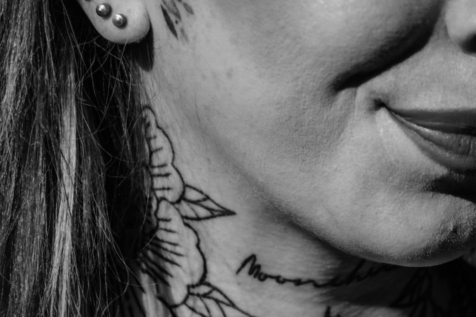 Woman tattoos her lips ahead of her wedding because of "insecurity"