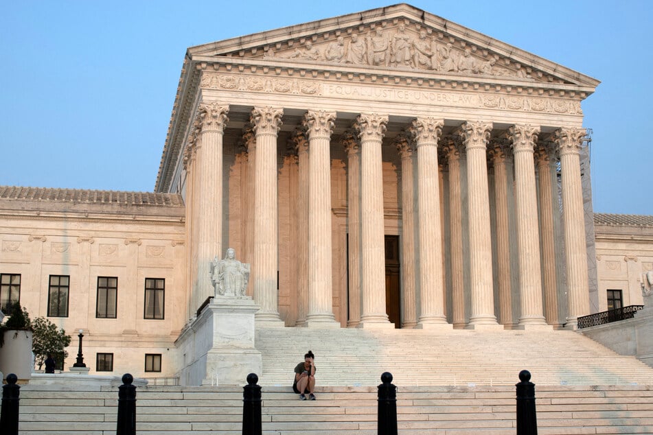 The US Supreme Court ruled that the Trump administration can continue using the Alien Enemies Act of 1798 to deport people, as long as it ensures some basic due process to those affected.