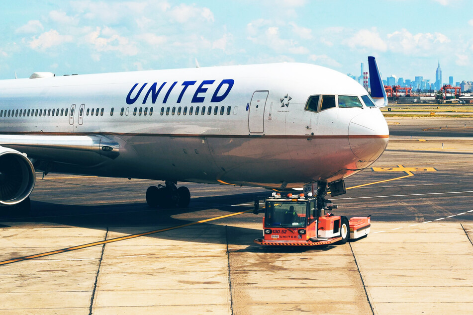 Death in the clouds: airplane passenger with Covid-19 passes away