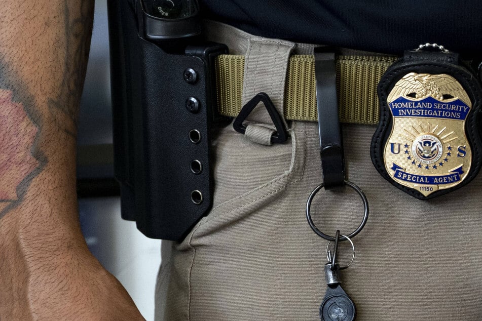 A flight attendant in San Francisco found a gun left behind by an ICE officer in an airport bathroom. (Stock photo)