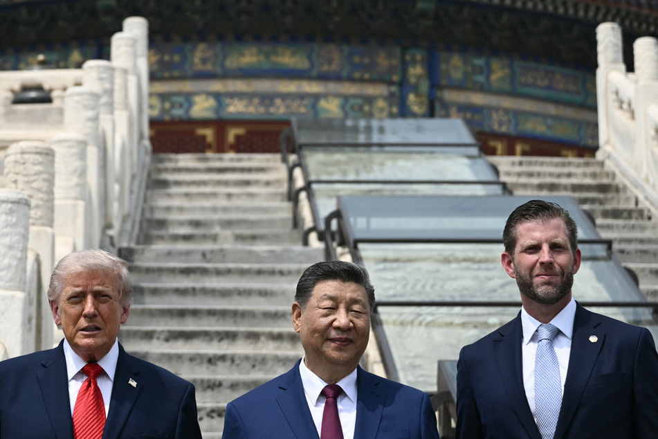 Eric Trump (r.) accompanied his father on a trip to visit Chinese President Xi Jinping (c.), despite not holding an official government position.