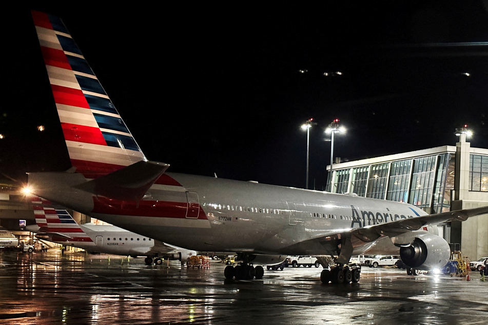 American Airlines causes Christmas Eve chaos with hour-long grounding of all flights
