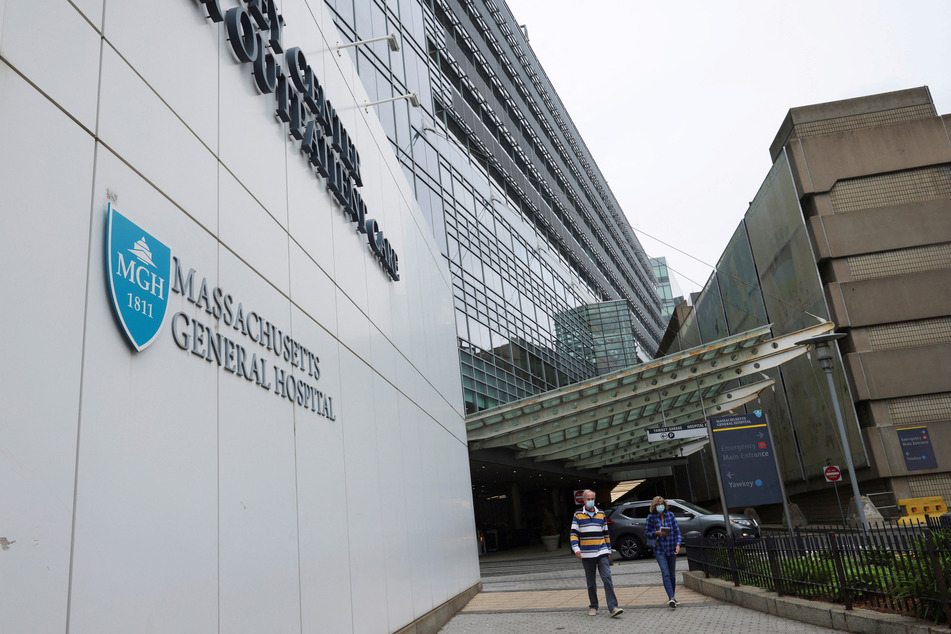 Medical experts at the Massachusetts General Hospital in Boston have successfully transplanted a pig kidney into a living human.