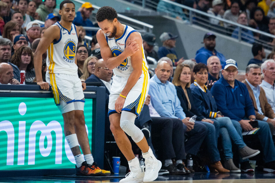 Steph Curry to undergo tests after shoulder troubles