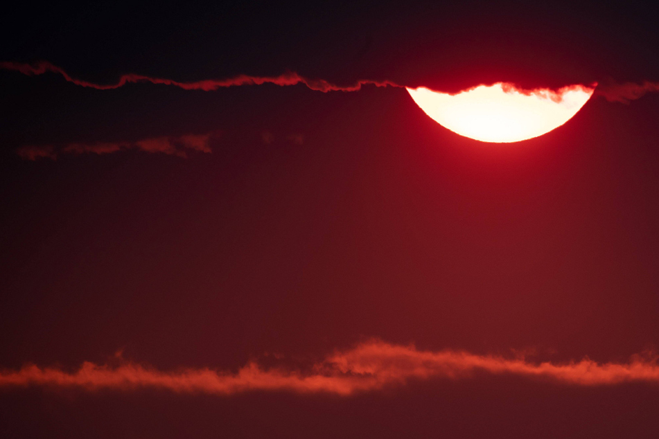Western wildfires bring air quality alerts and glowing red sun to New York City