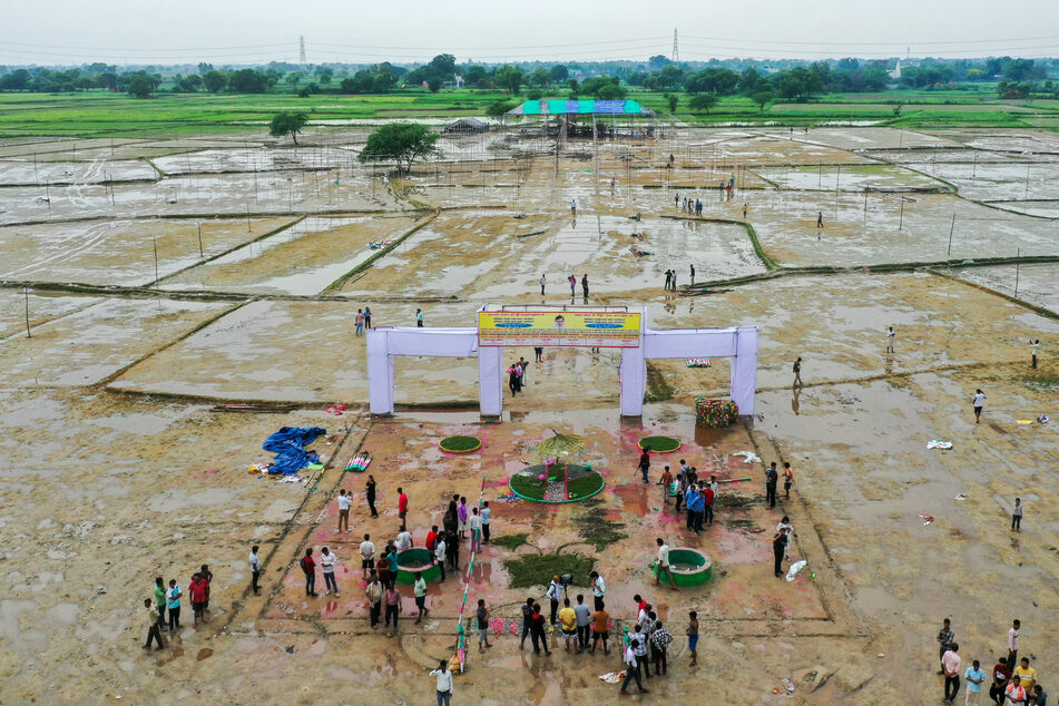 A religious gathering in northern India attended by some 150,000 people ended in a deadly crush that killed over 100.