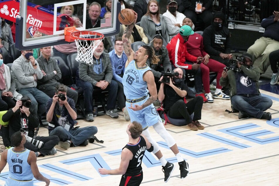 The Grizzlies' Brandon Clarke dunks on the Clippers.