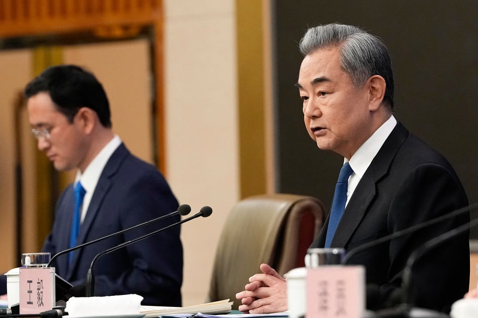 China's top diplomat urges US to reach compromise with Iran: "The dark clouds of war keep gathering"