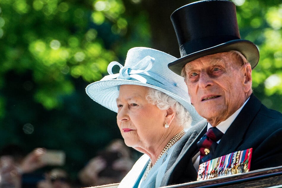 Queen Elizabeth II and Prince Philip get the coronavirus vaccine!