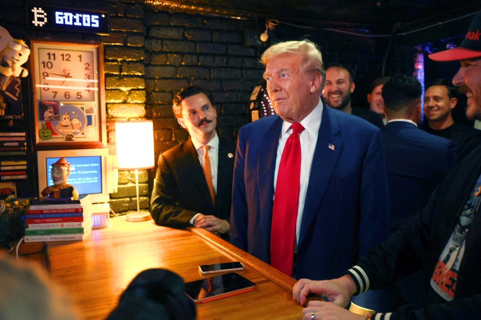 On Wednesday night, Donald Trump visited a bar in New York City, and bought a round of beer and burgers for everyone using bitcoin.