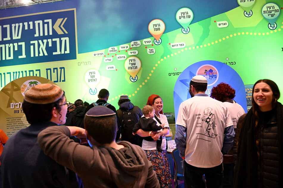 Thousands of Israelis gathered in Jerusalem to attend a conference on the establishment of illegal settlements in Gaza.