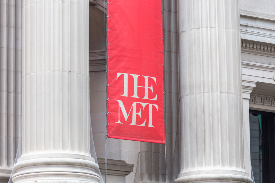 The director of New York's Metropolitan Museum of Art has promised to return stolen art and artifacts to their countries of origin.