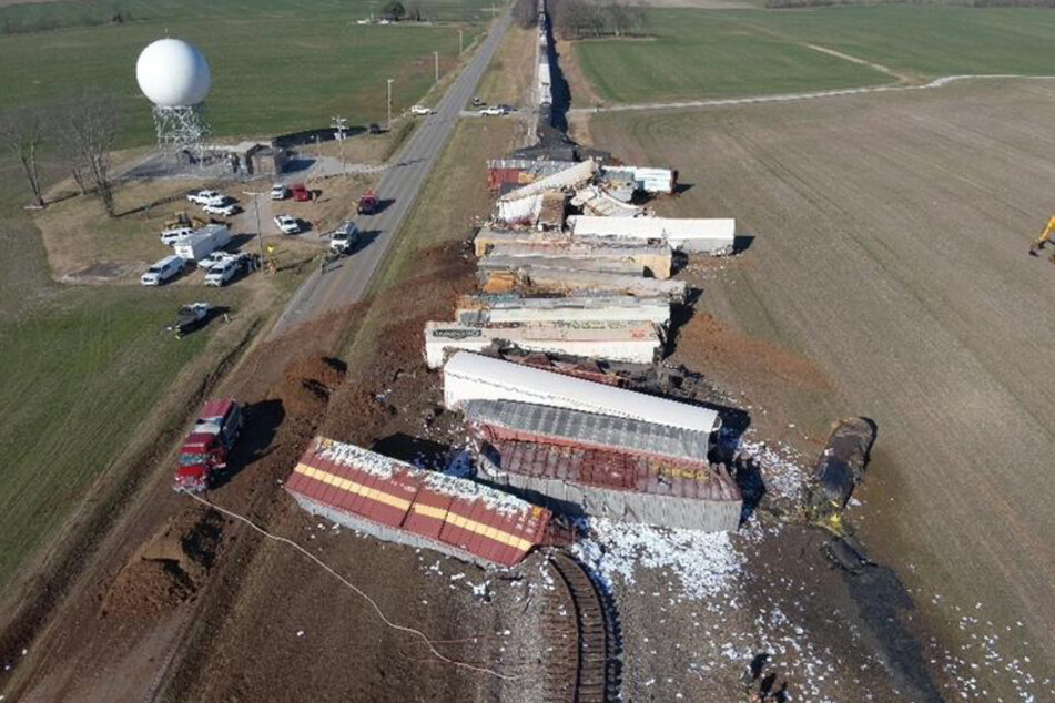 Train leaks molten sulfur after derailing in Kentucky
