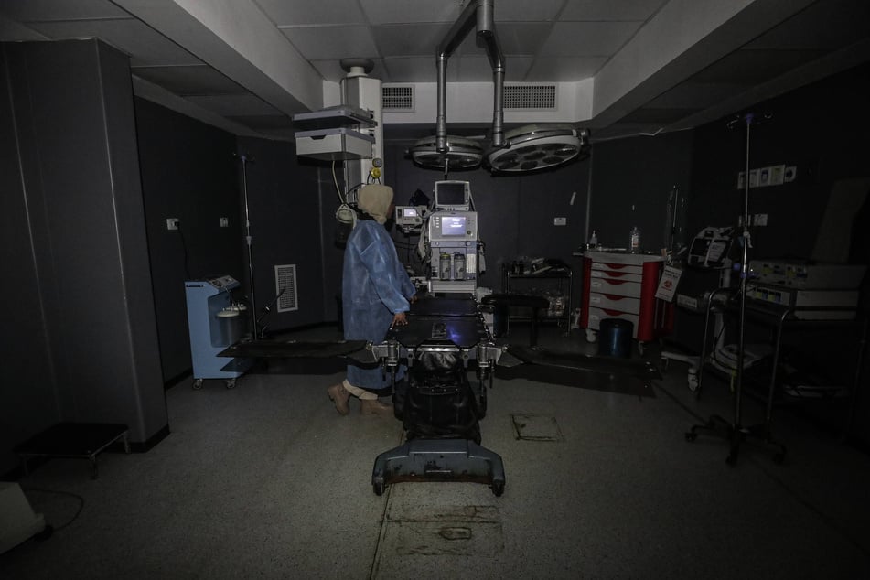 The closure of border crossings has prevented sufficient fuel from entering Gaza, hindering access to healthcare for dozens of patients and injured individuals receiving treatment at Al-Awda Hospital.