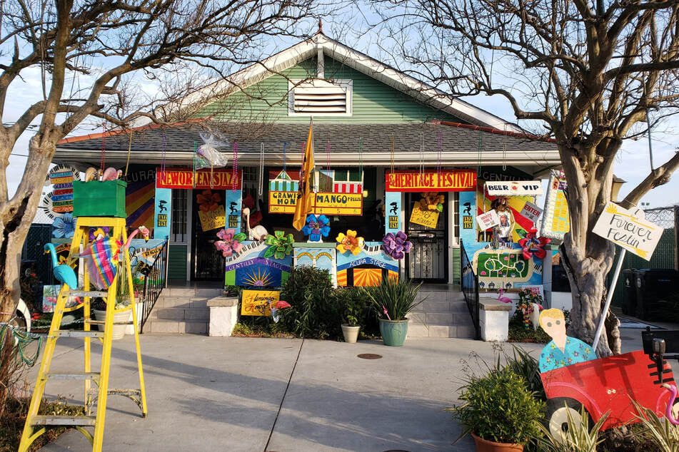 "Yardi Gras": New Orleans turns houses into floats to make up for canceled parade