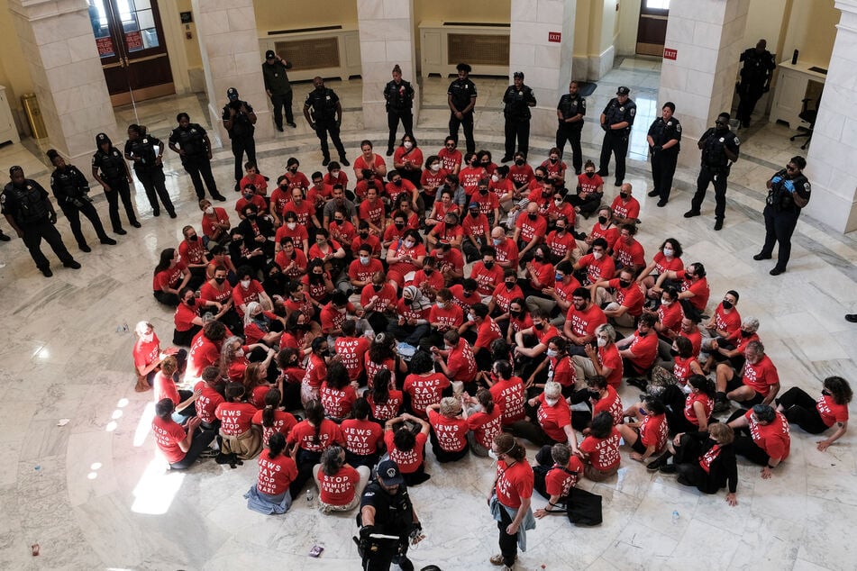 Bernie Sanders leads condemnations of "war criminal" Netanyahu as Capitol cops arrest hundreds