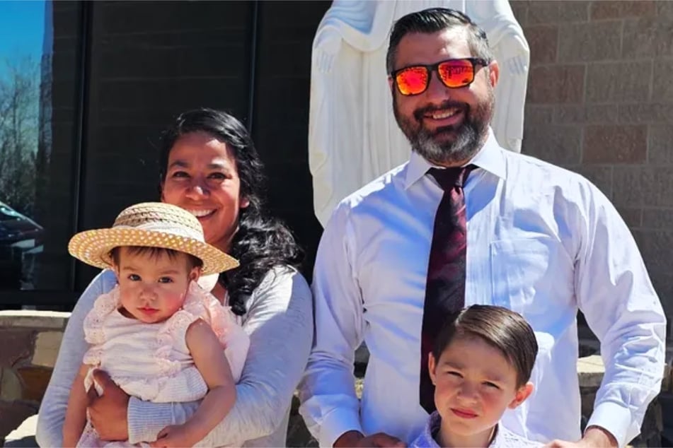 Cody Guillen (r.), his fiancée Samantha, son Joaquin, and daughter Aspen are in need of financial help after the fire in their apartment.