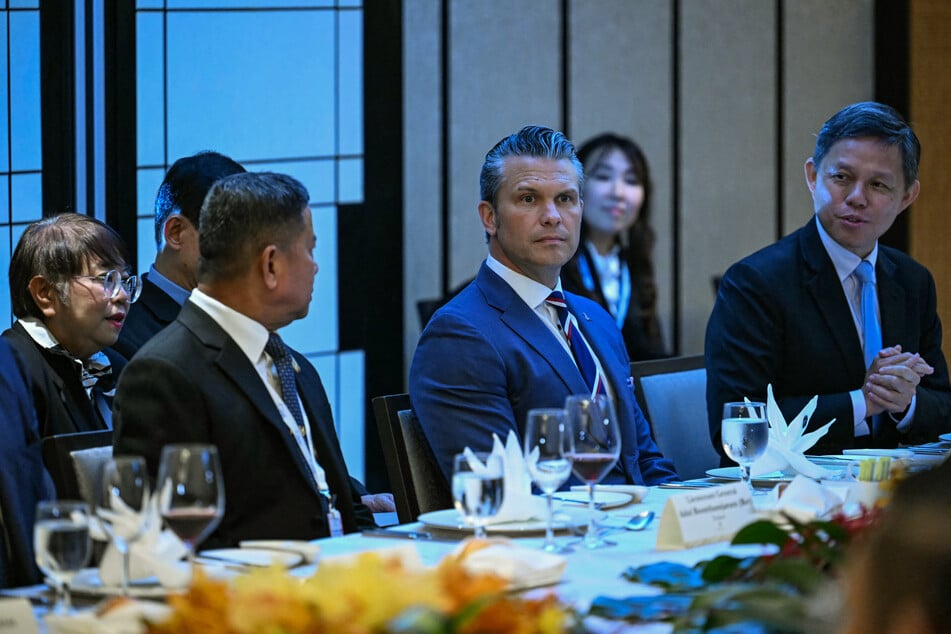 US Defense Secretary Pete Hegseth (c.), Thailand's Defense Minister Adul Boonthamcharoen (l.), and Singapore's Minister of Defense Chan Chun Sing attend a ministerial roundtable during the 23rd Shangri-La Dialogue summit in Singapore on May 30, 2026.