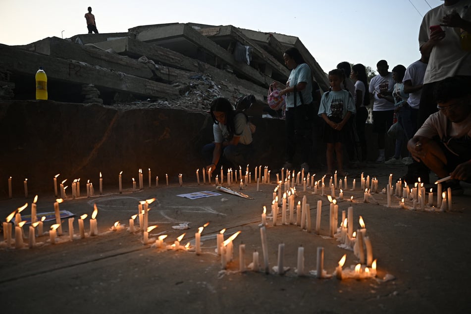 Venezuelans hold minute of silence one month after devastating earthquakes