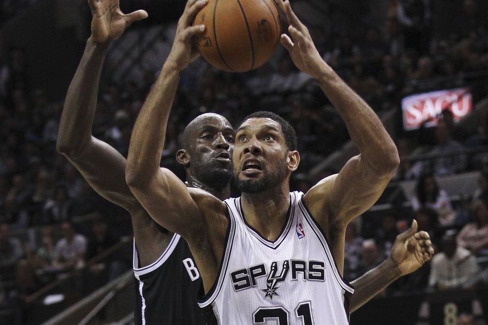 Tim Duncan (r) and Kevin Garnett (l) were among the 2020 class of inductees at the Basketball Hall of Fame on Saturday