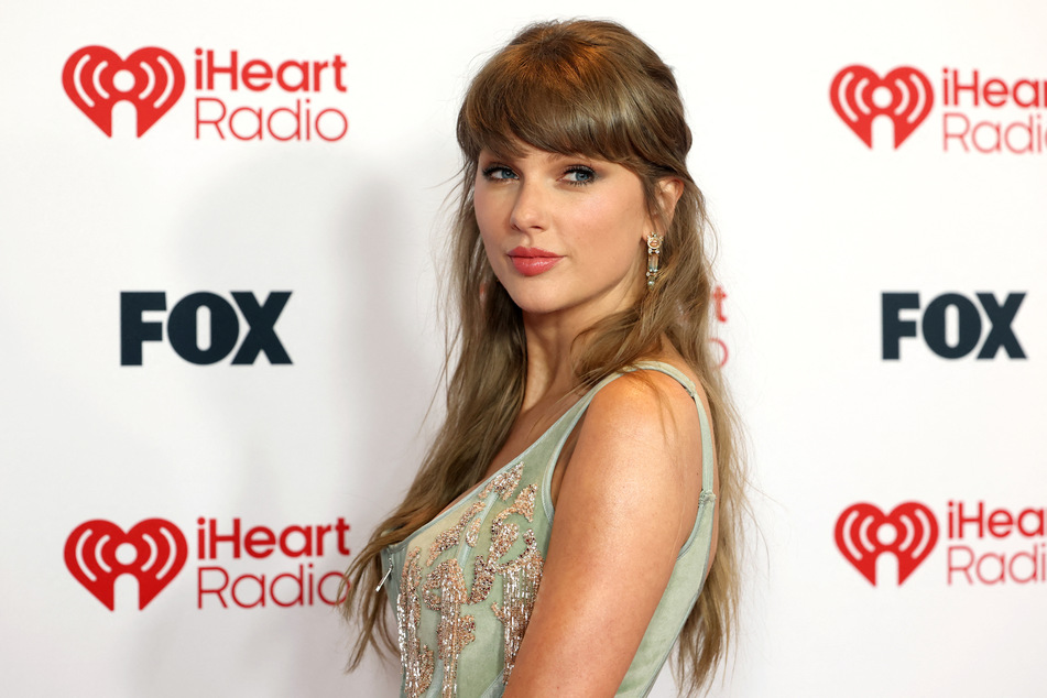 Taylor Swift's video message for Alan Jackson was seemingly met with a mix of boos and cheers from the crowd at his farewell concert.