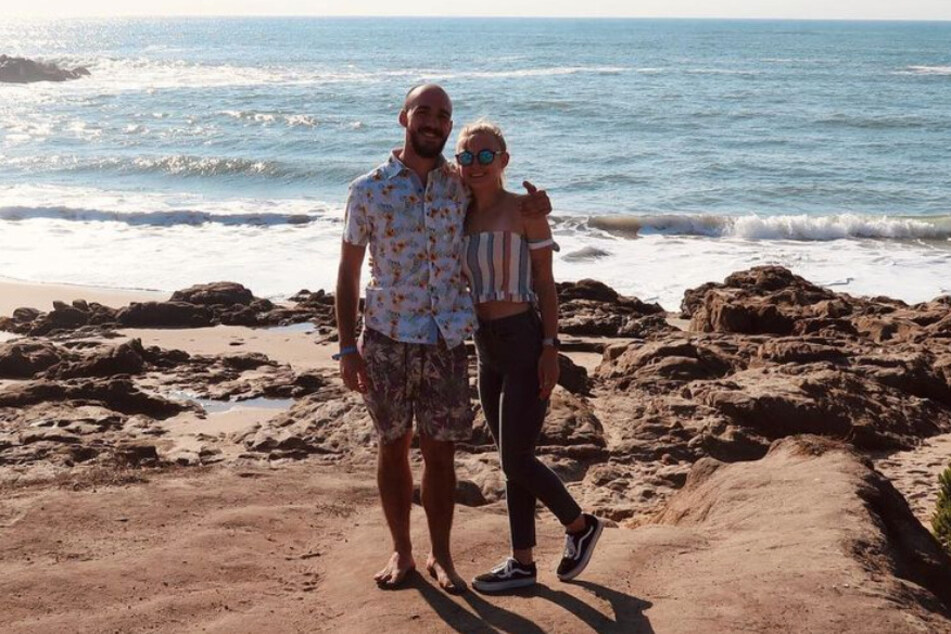 Gabby Petito (r.) and Brian Laundrie were engaged and traveling the coutry by van.