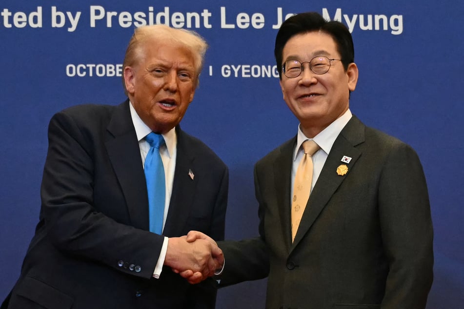 US President Donald Trump (l.) and South Korea's President Lee Jae Myung pose for a photo at the Hilton Gyeongju hotel in Gyeongju on October 29, 2025.