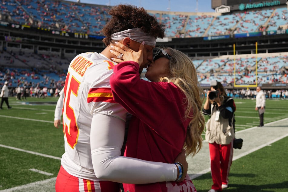 Kansas City Chiefs quarterback Patrick Mahomes (l.) and wife Brittany have welcomed baby no. 3 ahead of the team's first playoff game.