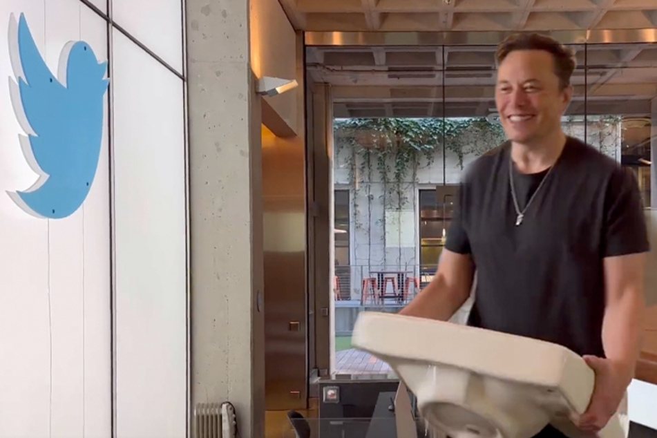 Elon Musk makes his presence known at Twitter HQ ahead of buyout deadline