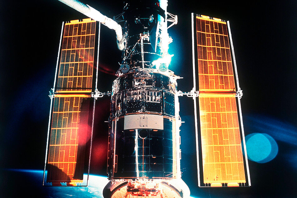 Hubble telescope finally comes out of a month-long "coma"
