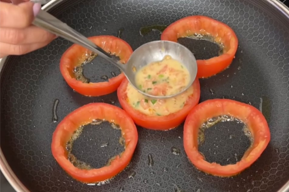 Omelet ingredients are dropped into tomato rings in this viral Instagram recipe.