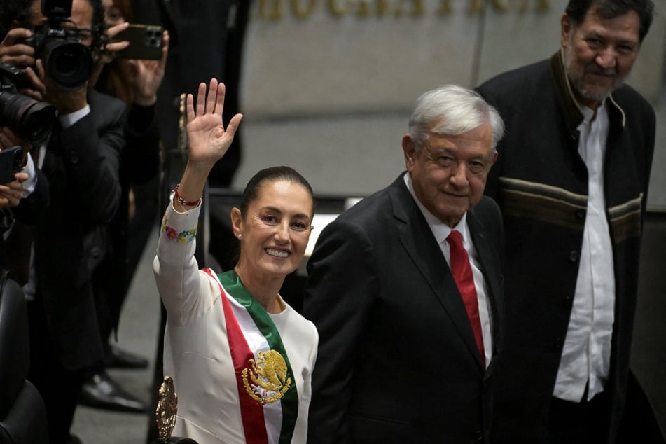 The Trump administration revoked a visa held by the son of former President Andrés Manuel López Obrador (r), a close ally of Mexican President Claudia Sheinbaum (l).