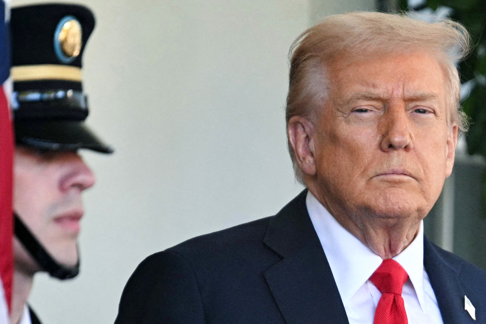 Trump threatens "massive" tariffs on China and considers canceling Xi talks