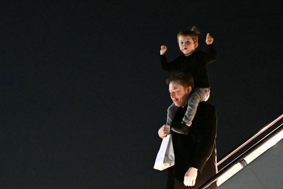 Elon Musk wants to father a "legion" of children by using X as a way to pick up women.