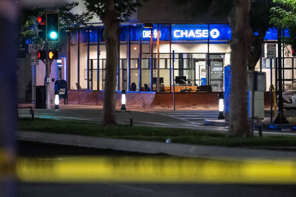 10 people held hostage inside California bank for hours before FBI steps in