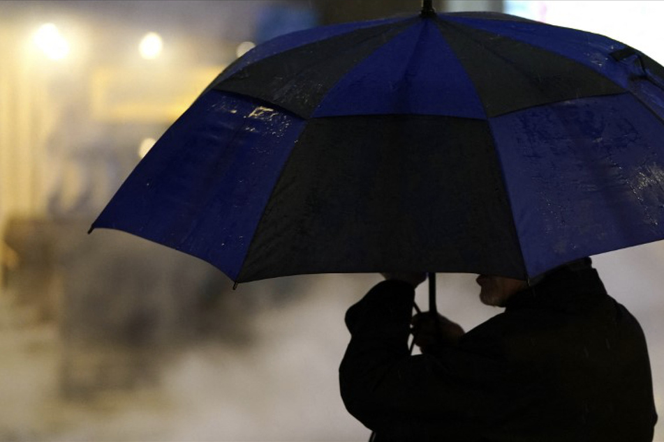 Deadly storms buffet US, leaving hundreds of thousands without power
