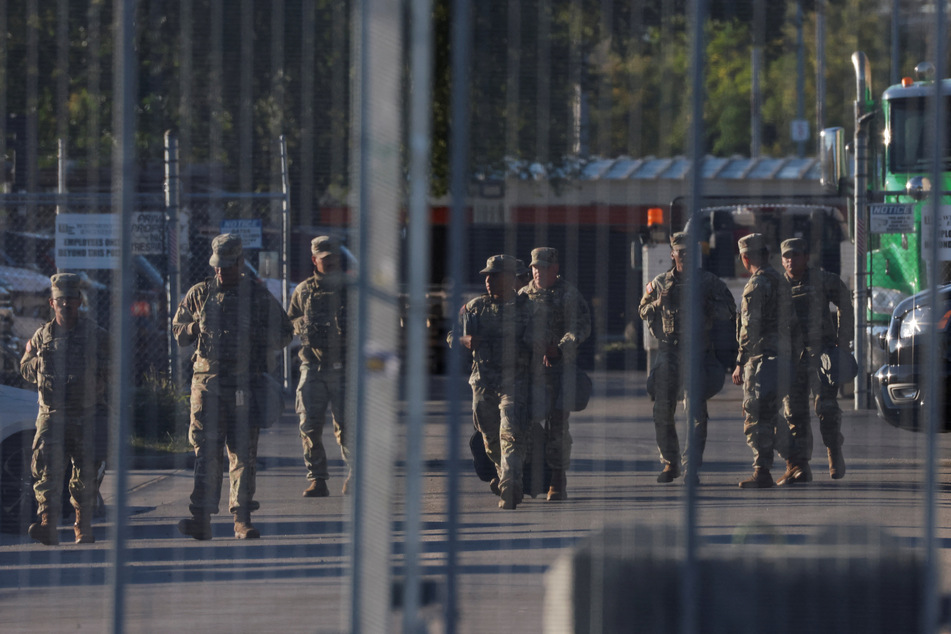 More National Guard troops arrive in Chicago as judge hears challenge to Trump takeover