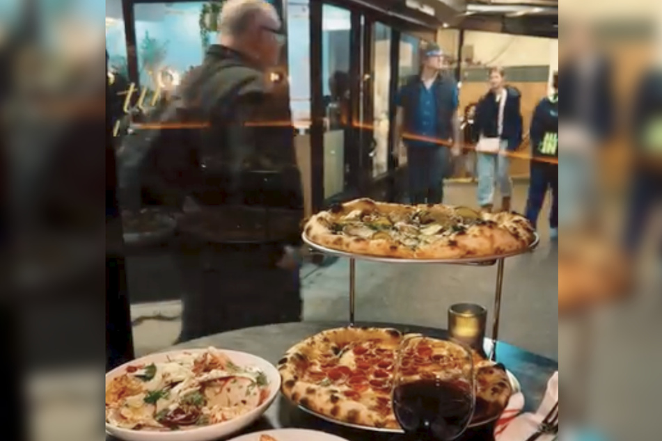 To keep the noise away from customers as much as possible, the doors of the See No Evil pizzeria are always closed.