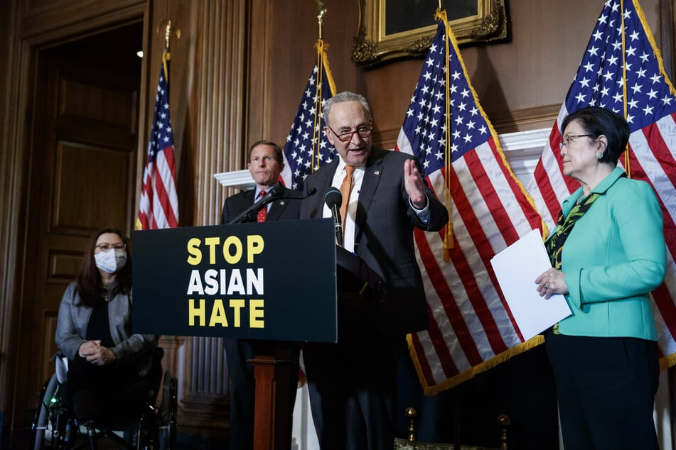 Senate Majority Leader Chuck Schumer (2nd from r.) praised the rare bipartisan collaboration on the bill.