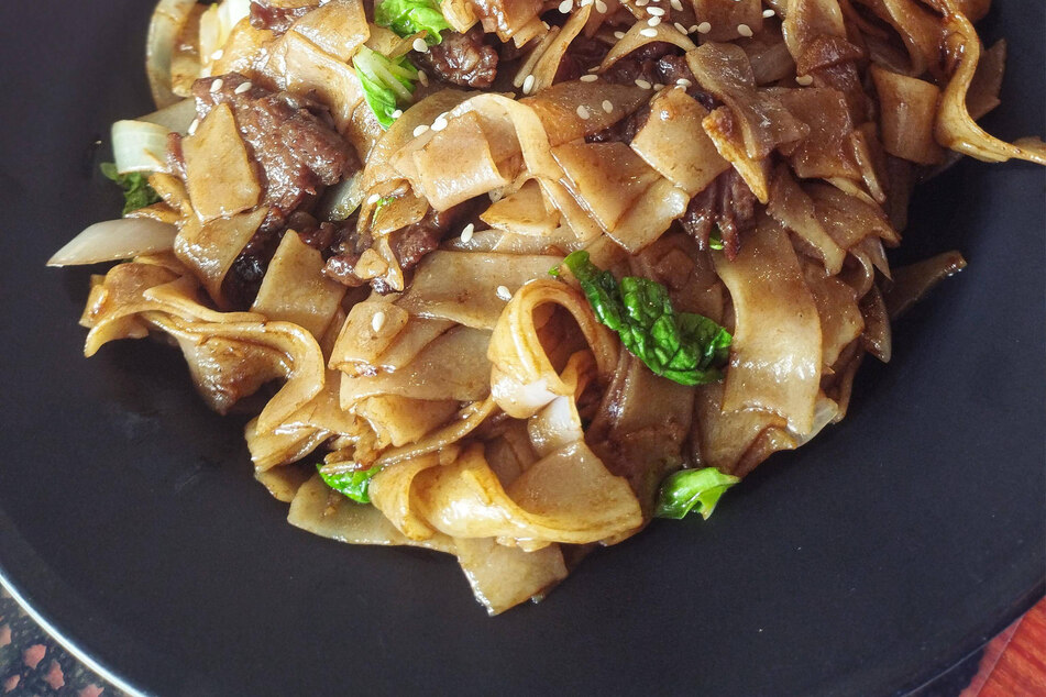 As long as you do things in the right order and make the right sauce, your pad see ew will be absolutely delicious.