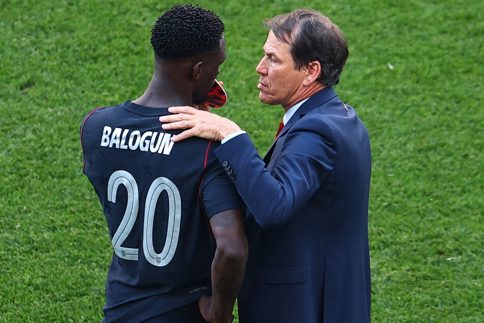 Belgium coach Rudi Garcia (r.) speaks with Team USA's Folarin Balogun after the Round of 16 match in Seattle on July 6, 2026.