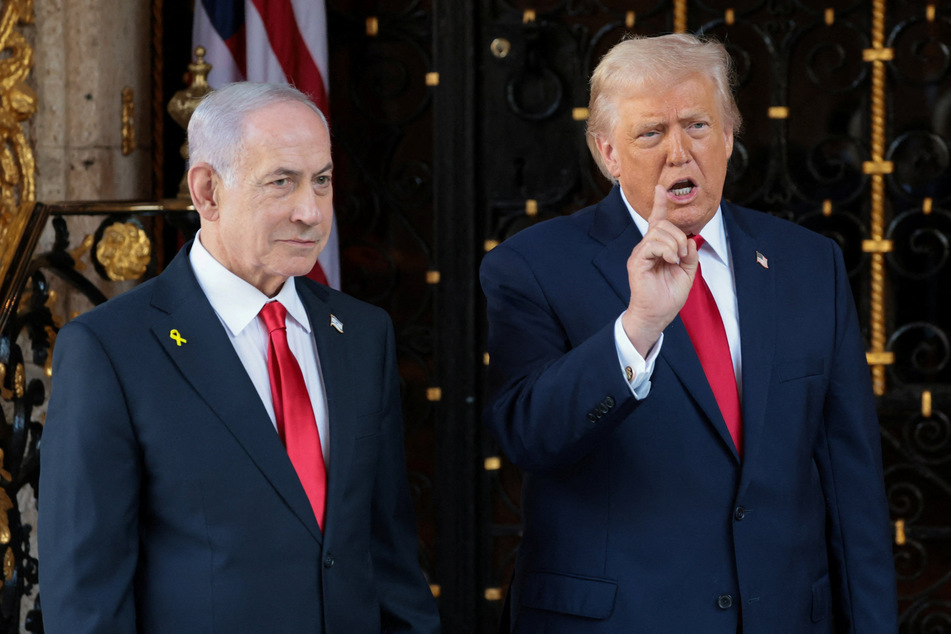 President Donald Trump (r.) there would be "hell to pay" for Hamas if it does not lay down its weapons soon.