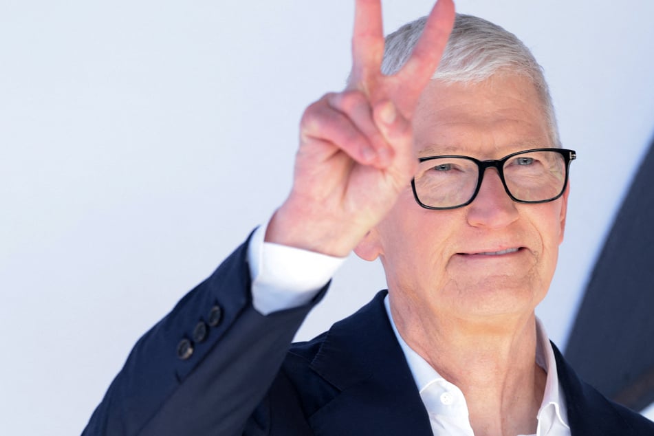 Apple CEO Tim Cook gives nod to Steve Jobs Cook in emotional final memo: "The privilege of a lifetime"