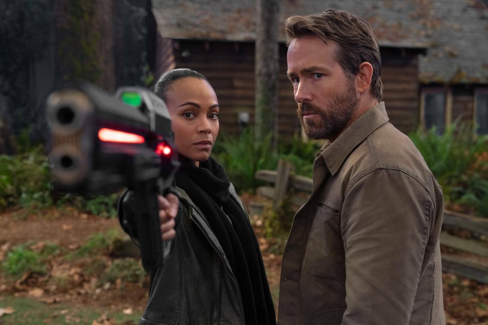 Zoe Saldaña (l.) stars with Ryan Reynolds in The Adam Project.