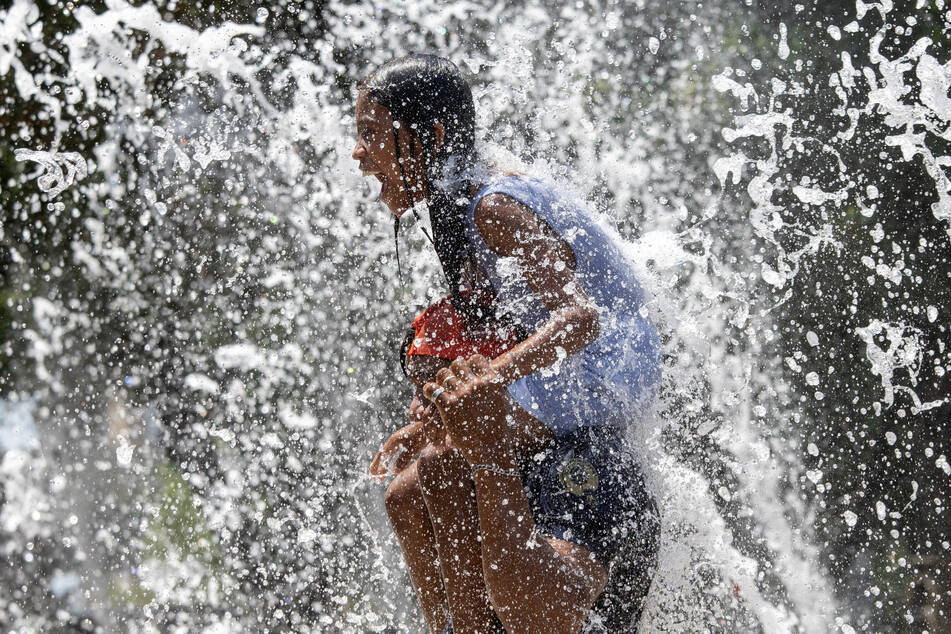 Historic heatwave kills over a dozen people in US as smoke and haze from fires return