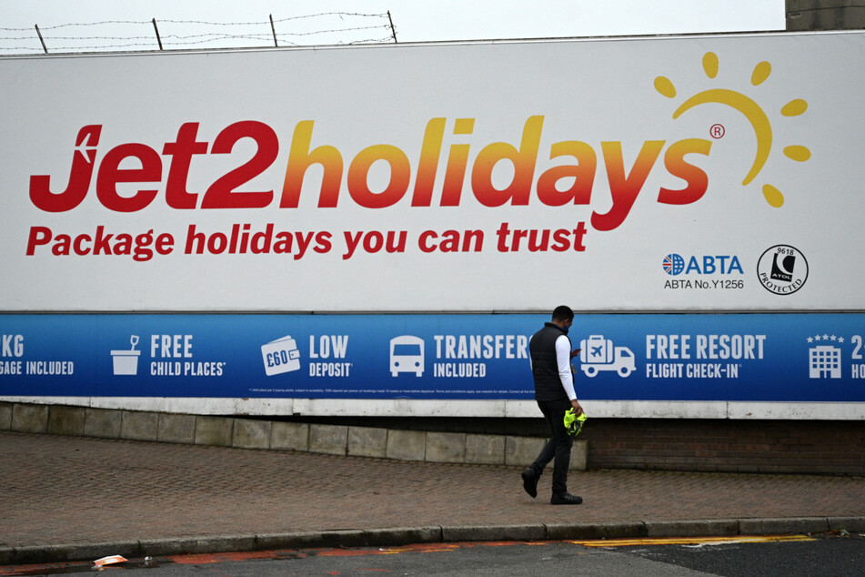 The audio used originally came from an advertising campaign by the British tour operator Jet2.