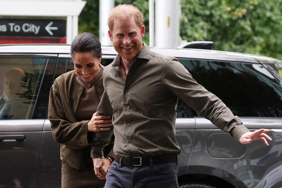 In just a few weeks, Meghan (l.) could travel to England with her husband.
