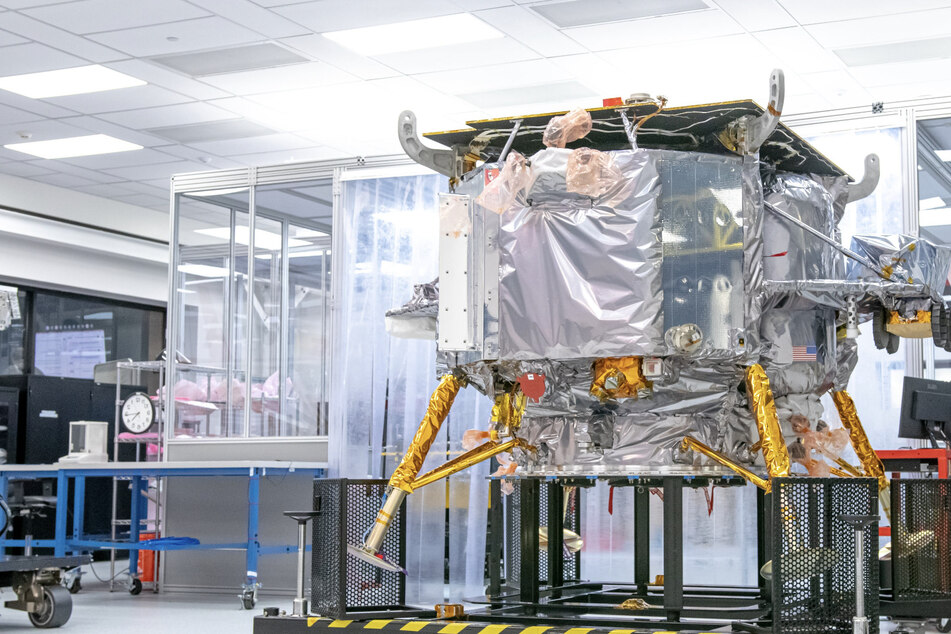 Doomed lunar lander's space odyssey continues – for now
